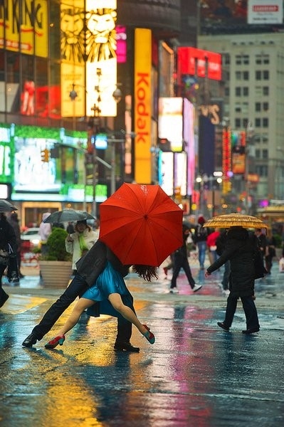 bailarines bailando tango en la ciudad con paraguas en Nueva York